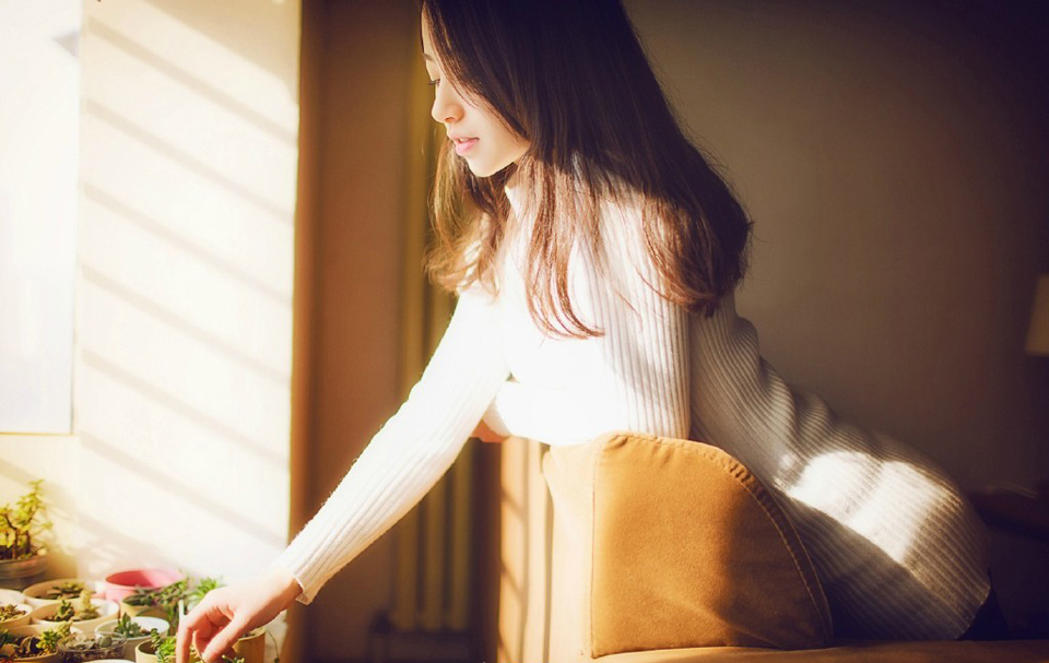 如果爱一个人，那么就会心甘情愿为他而改变。如果一个人在你面前我行素，置你不喜欢的行为而不顾，那么他就是不爱你。所以如果你不够关心他或是他不够关心你，那么你就不爱他或他不爱你。